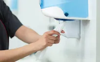 Lau khô tay bằng khăn giấy giúp phòng ngừa lây lan virus SARS-CoV-2