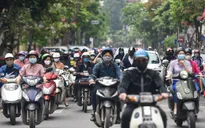 Phố phường Hà Nội đông đúc, nhiều hàng quán rậm rịch mở lại