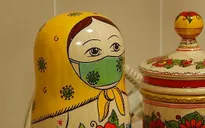 Búp bê Matryoshka đeo khẩu trang trong mùa dịch COVID-19