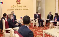 Trao tặng thiết bị y tế chống COVID-19 cho Pháp