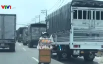 Nhiều người dân mạo hiểm mưu sinh giữa Quốc lộ 1A, TP.HCM