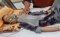 Bé trai ngộ độc nguy kịch vì tưởng thuốc cai nghiện là siro dâu