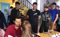Hậu trường Nhiên vẽ lông mày cho Bách khiến đoàn phim "Nhà trọ Balanha" cười nghiêng ngả