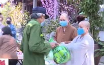 Nhà chùa phát gạo hỗ trợ người nghèo
