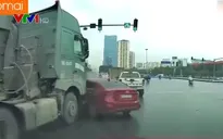 Đi vào điểm mù, ô tô con bị xe tải đâm xoay ngang đường