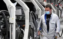Volkswagen mở lại nhà máy sản xuất ô tô lớn nhất châu Âu sau thời gian dài chống dịch