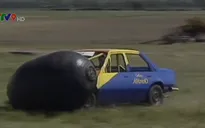 Độc đáo ô tô... đá bóng ở New Zealand