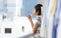 Ở nhà mùa dịch, vợ con chịu khổ vì khói thuốc lá từ chồng