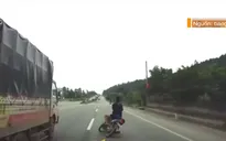 Thanh niên lái xe máy lạng lách rồi ngã trước đầu ô tô