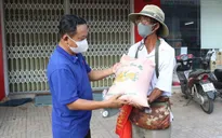 Cần Thơ: Đến tận nhà trao quà cho người bán vé số gặp khó khăn