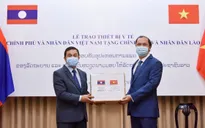 Lễ trao tượng trưng trang thiết bị y tế của Việt Nam hỗ trợ Lào và Campuchia phòng, chống COVID-19