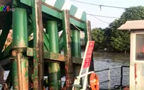 Tàu chở gần 200 container đâm vào cầu phao phà Cát Lái
