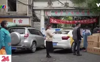 Người dân Vũ Hán vẫn tuân thủ quy định giãn cách xã hội