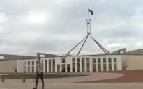 Australia khuyến cáo người nước ngoài về nước nếu không trang trải được chi phí