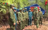 Cắm chốt chống dịch vùng biên giới Lào