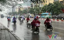 Không khí lạnh gây mưa rào tại Hà Nội, trời chuyển rét