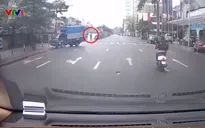 Tài xế ô tô tải đánh lái tránh xe máy sang đường
