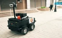Robot mang thuốc cho bệnh nhân COVID-19