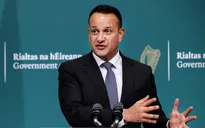 Thủ tướng Ireland trở lại làm bác sĩ để hỗ trợ ứng phó dịch COVID-19