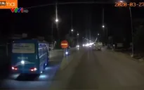 Xe khách ngang nhiên đi ngược chiều trên quốc lộ 1A