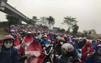 Nguy cơ lây bệnh khi người dân chen chúc đi phà