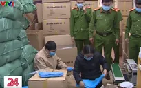 Hà Nội: Triệt phá tổng kho cung cấp hàng ngàn bộ quần áo bảo hộ y tế giả