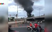 Cháy bãi rác lan sang nhà dân