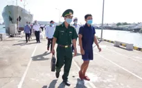 Bộ Tư lệnh Vùng 2 Hải quân đưa 30 ngư dân gặp nạn trên biển vào bờ an toàn