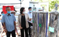 Chủ tịch Quốc hội Nguyễn Thị Kim Ngân dự bàn giao máy lọc nước cho người dân vùng hạn mặn Bến Tre