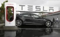 Bức xúc vì lệnh phong toả, Tesla kiện bang California