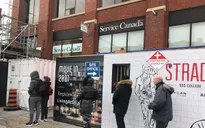 COVID-19 đẩy nhiều gia đình Canada vào cảnh nợ nần
