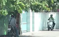 Người dân TP.HCM vất vả mưu sinh dưới nắng nóng 38 độ C