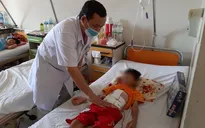 Mảng lớn xi măng rơi trúng người, bé 10 tuổi bị đứt đôi dạ dày, tụy