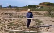 Nam Trung Bộ: Xả nước mùa mưa gây lụt lội, hồ chứa mùa khô cạn trơ đáy