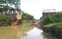 Sập cầu độc đạo, hàng trăm hộ dân di chuyển khó khăn
