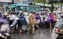 Hà Nội mưa trắng trời đầu giờ sáng, nhiều tuyến phố ùn tắc