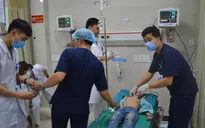 Cấp cứu bé trai bị tôn cứa ngang cổ khi đang đi xe đạp