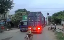 Clip giao thông: Dừng đèn đỏ để tránh tàu, xe máy cố luồn lách sang đường suýt bị container đâm