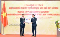 Quốc hội Việt Nam trao tặng vật tư y tế cho một số nghị viện