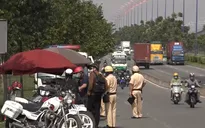 Clip: Muôn kiểu né tránh kiểm tra vi phạm giao thông
