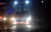 Clip giao thông: Xe khách lấn làn, vượt ẩu còn thách thức người đi đúng luật