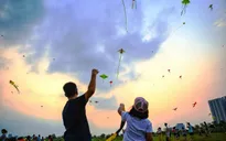 VIDEO: Cánh diều tuổi thơ vút bay giữa lòng Thủ đô