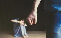 Bạo lực gia đình thời giãn cách xã hội: "Tại anh, tại ả", hay tại cả... COVID-19?