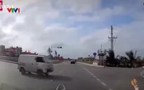 Ô tô vượt đèn đỏ giữa ngã tư: Khi "thần chết" ngủ quên!