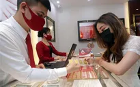Giá vàng tiến sát mốc 49 triệu đồng/lượng