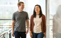 Tài sản hơn 80 tỷ USD, ông chủ Facebook vẫn ở nhà để vợ "gọt đầu"