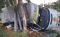 Ô tô 16 chỗ lao vào dải phân cách rồi lật nghiêng làm 4 người bị thương