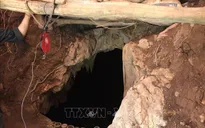 Tập kích điểm khai thác vàng trái phép, bắt đối tượng lẩn trốn trong hang sâu