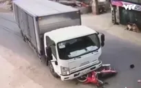 Clip: Tai nạn bất ngờ do xe máy lao ra từ đường nhánh
