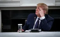 Ông Trump tự uống thuốc điều trị sốt rét để ngừa COVID-19, giới chức y tế Mỹ "đau tim"!